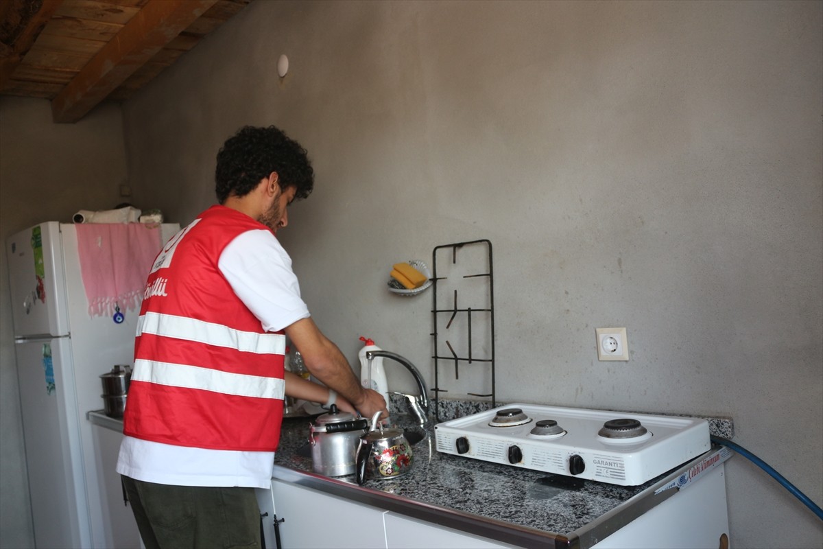 Ağrı'nın Doğubayazıt ilçesinde, üniversite öğrencisi Kızılay gönüllüleri, yalnız yaşayan 88...