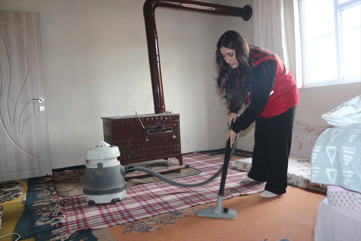 Ağrı'nın Doğubayazıt ilçesinde, üniversite öğrencisi Kızılay gönüllüleri, yalnız yaşayan 88...