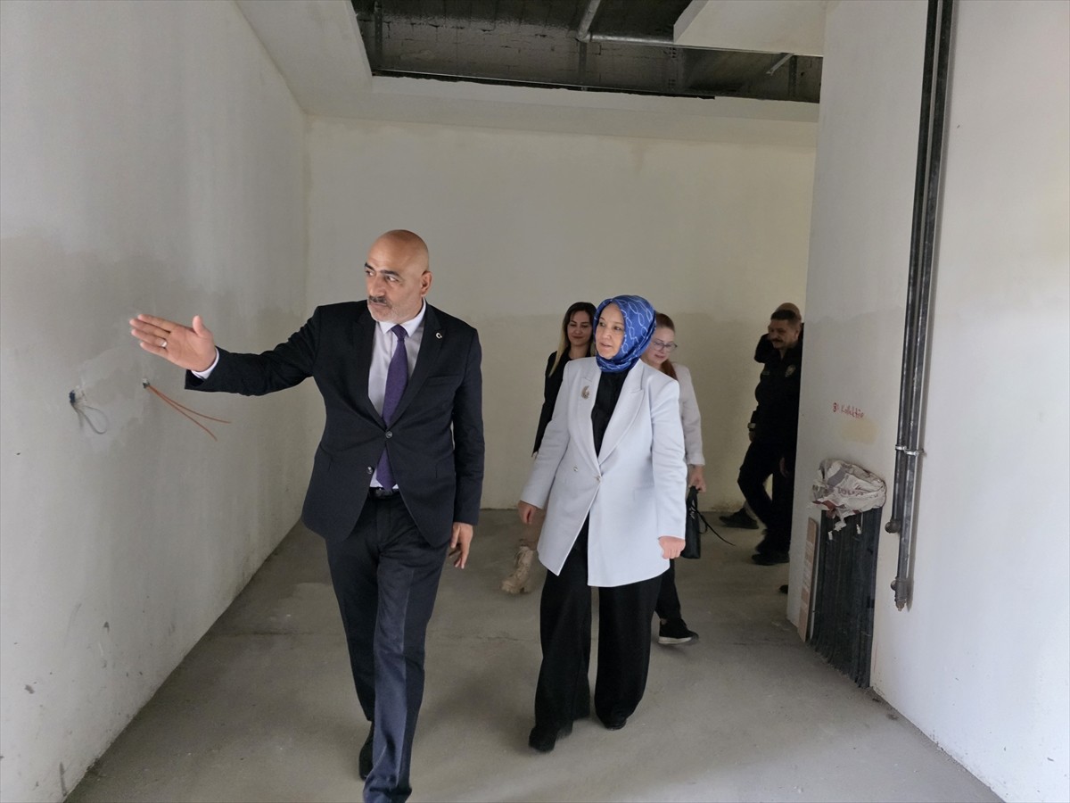 Aile ve Sosyal Hizmetler Bakan Yardımcısı Leman Yenigün (sağda), programı kapsamında gittiği...