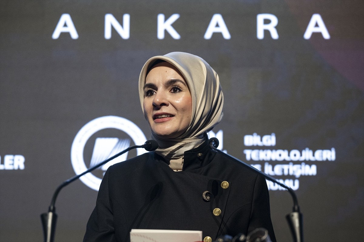 Aile ve Sosyal Hizmetler Bakanı Mahinur Özdemir Göktaş, Bilgi Teknolojileri ve İletişim Kurumu'nda...