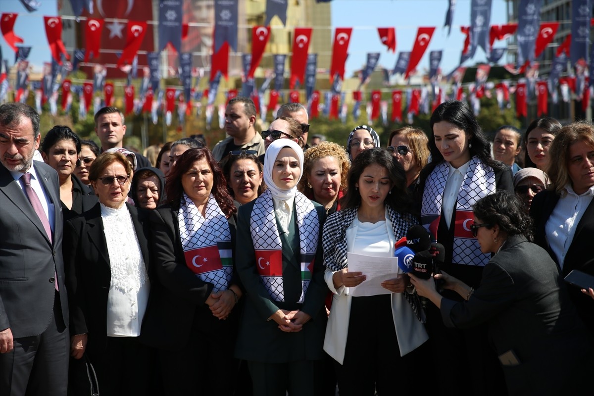 Aile ve Sosyal Hizmetler Bakanı Mahinur Özdemir Göktaş (ortada), Aydın'da "Gazze İçin Sessiz...