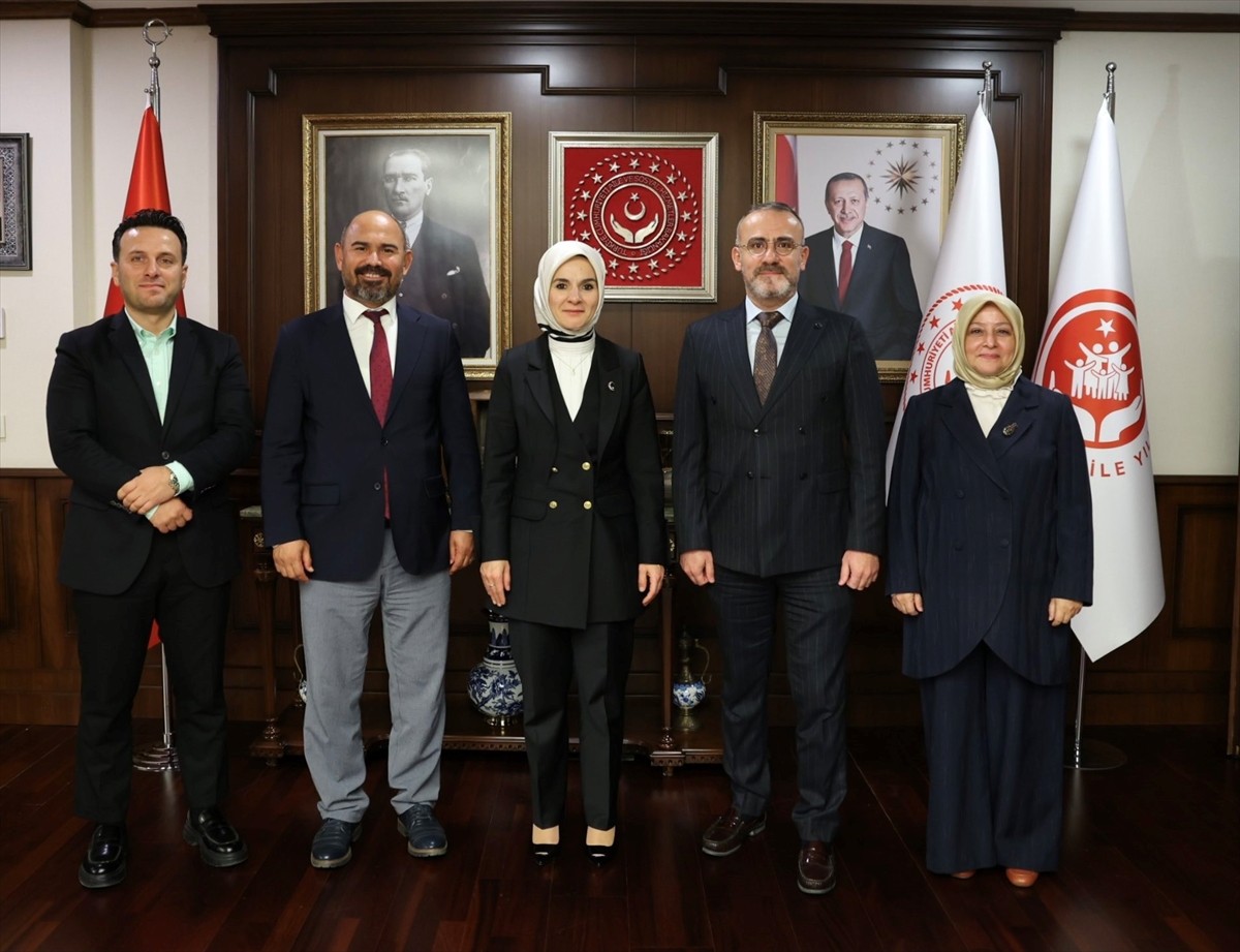 Aile ve Sosyal Hizmetler Bakanı Mahinur Özdemir Göktaş (ortada), TUSAŞ İç Denetim Başkanı ve Mutlu...