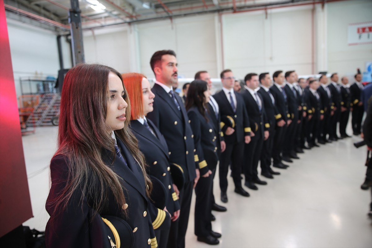 Aile ve Sosyal Hizmetler Bakanı Mahinur Özdemir Göktaş (sağ 3), Aydın Çıldır Havalimanı'nda...