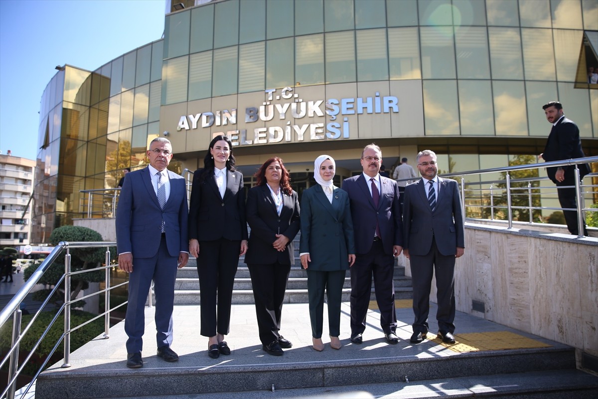 Aile ve Sosyal Hizmetler Bakanı Mahinur Özdemir Göktaş (sağ3), Aydın programı kapsamında çeşitli...