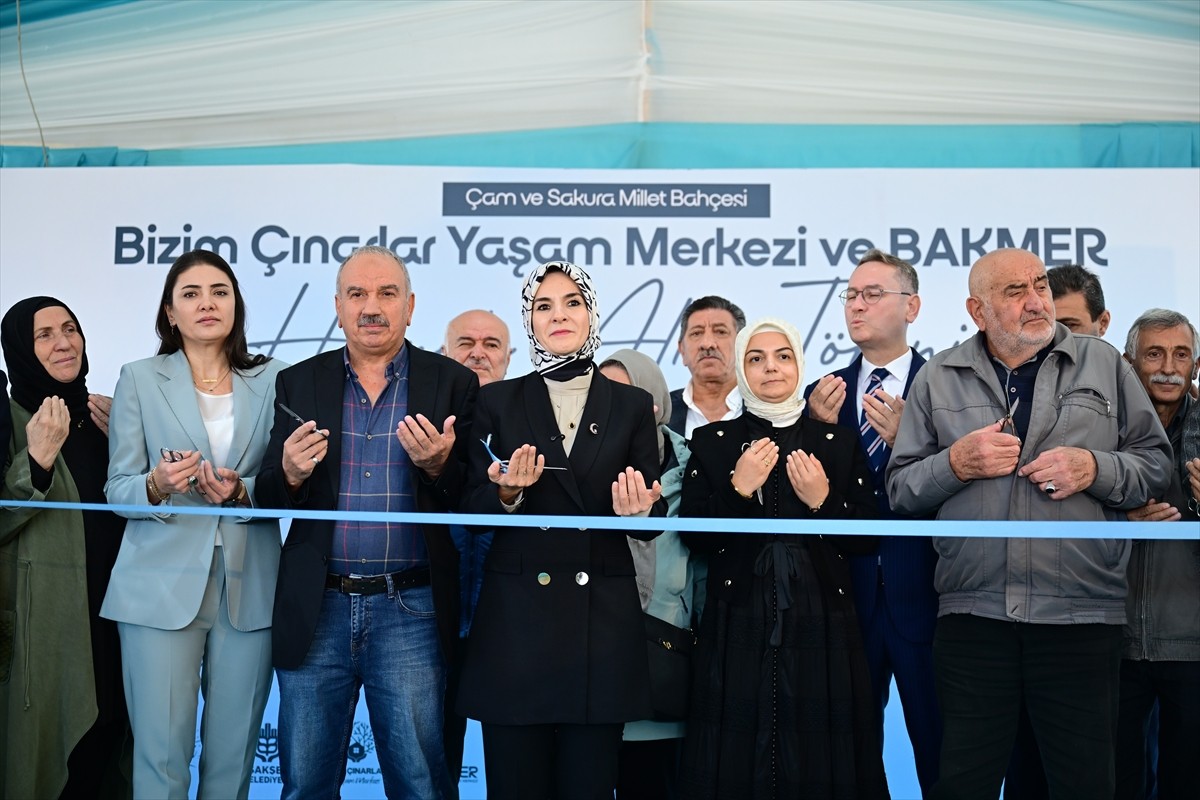 Aile ve Sosyal Hizmetler Bakanı Mahinur Özdemir Göktaş (sol 4), Çam ve Sakura Millet Bahçesi'ndeki...