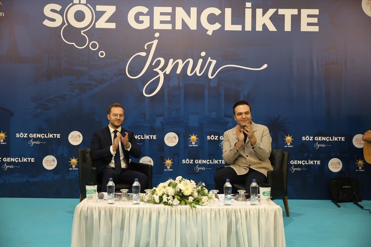 AK Parti Gençlik Kolları Genel Başkanı Yusuf İbiş (sağda), İzmir'de gerçekleştirilen programda...