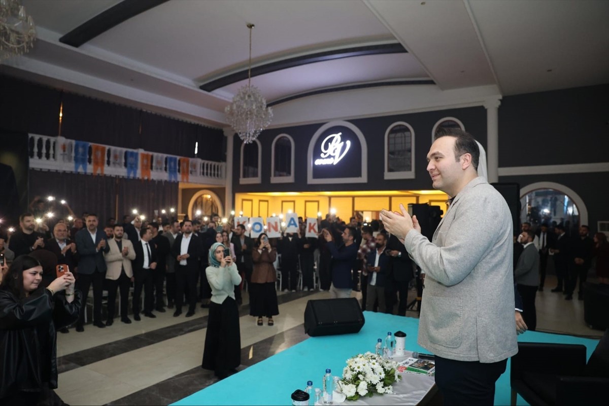 AK Parti Gençlik Kolları Genel Başkanı Yusuf İbiş (sağda), İzmir'de gerçekleştirilen programda...