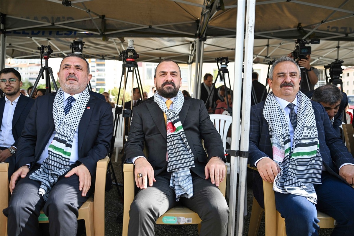 AK Parti Genel Başkan Yardımcısı Faruk Acar (ortada), Sincan Belediye Başkanı Murat Ercan (solda)...