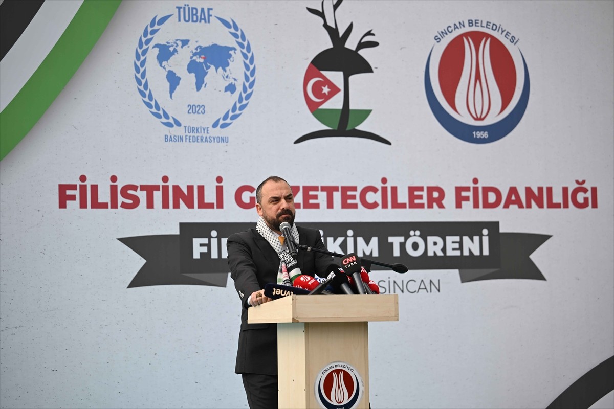 AK Parti Genel Başkan Yardımcısı Faruk Acar (ortada), Sincan Belediye Başkanı Murat Ercan (solda)...