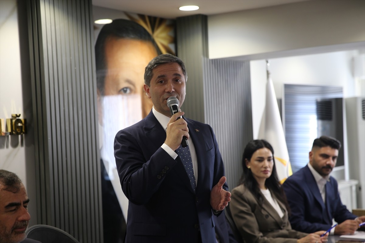 AK Parti Genel Başkan Yardımcısı Zafer Sırakaya (ortada), Aydın'daki temasları kapsamında...