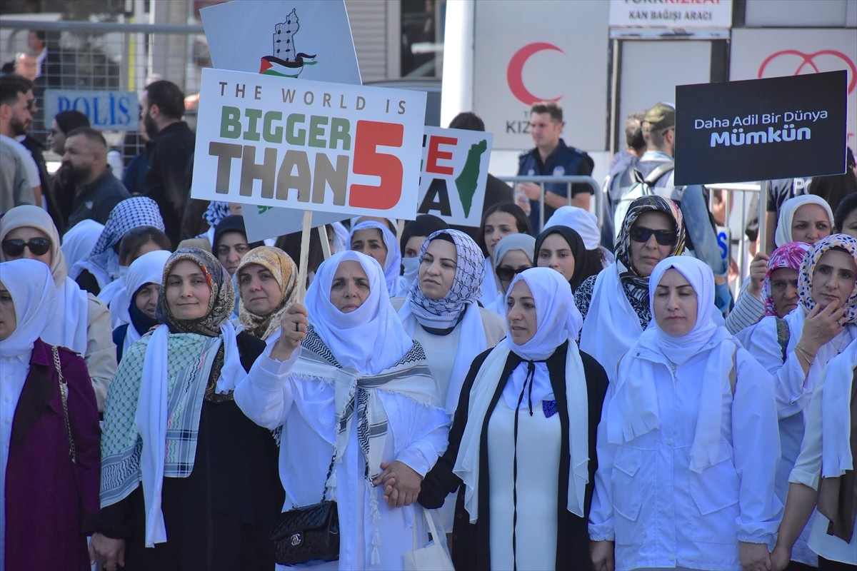 AK Parti Van Kadın Kolları Başkanlıklarınca, İsrail'in Gazze'ye yönelik saldırılarını tepki...