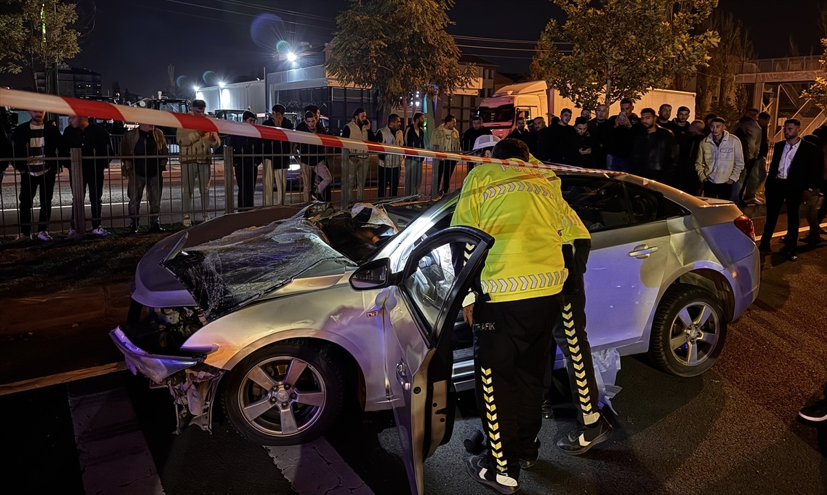 Aksaray'da tıra arkadan çarpan otomobildeki ağabey hayatını kaybetti, kardeşi ise ağır...