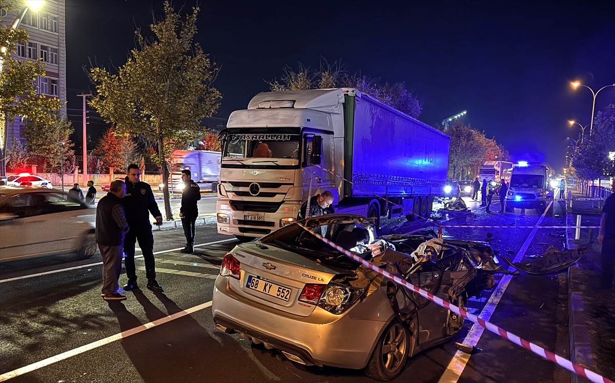 Aksaray'da tıra arkadan çarpan otomobildeki ağabey hayatını kaybetti, kardeşi ise ağır...