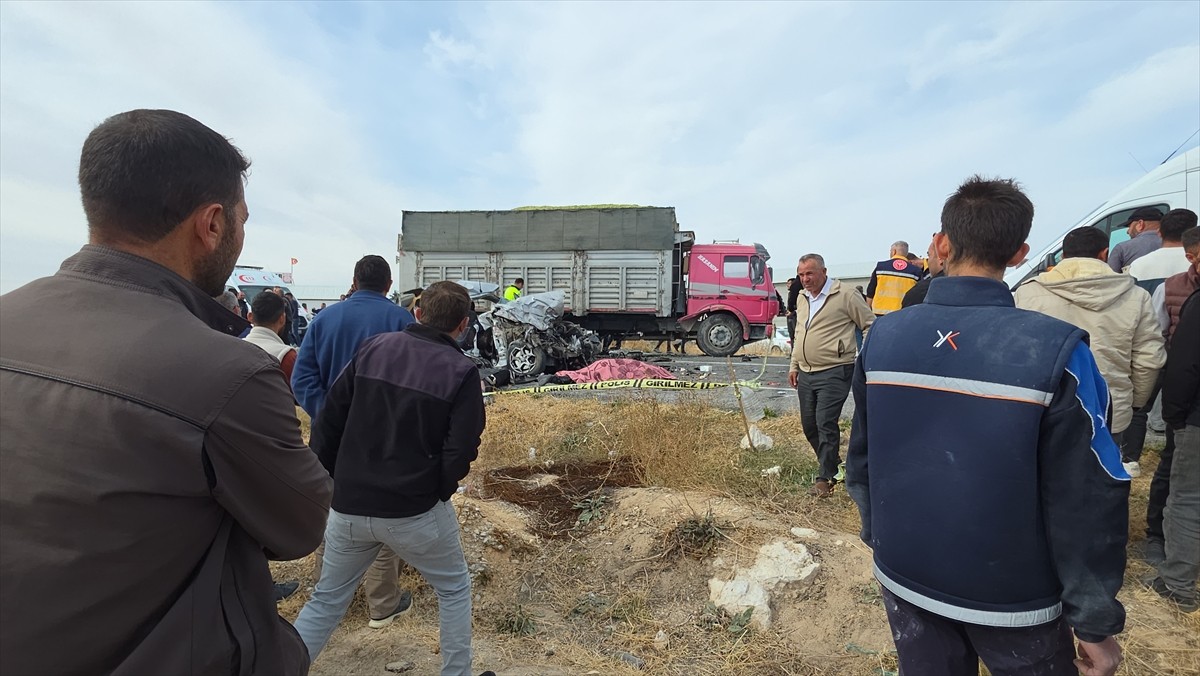 Aksaray'ın Eskil ilçesinde kamyonla çarpışan otomobildeki 3 kardeş hayatını kaybetti.  