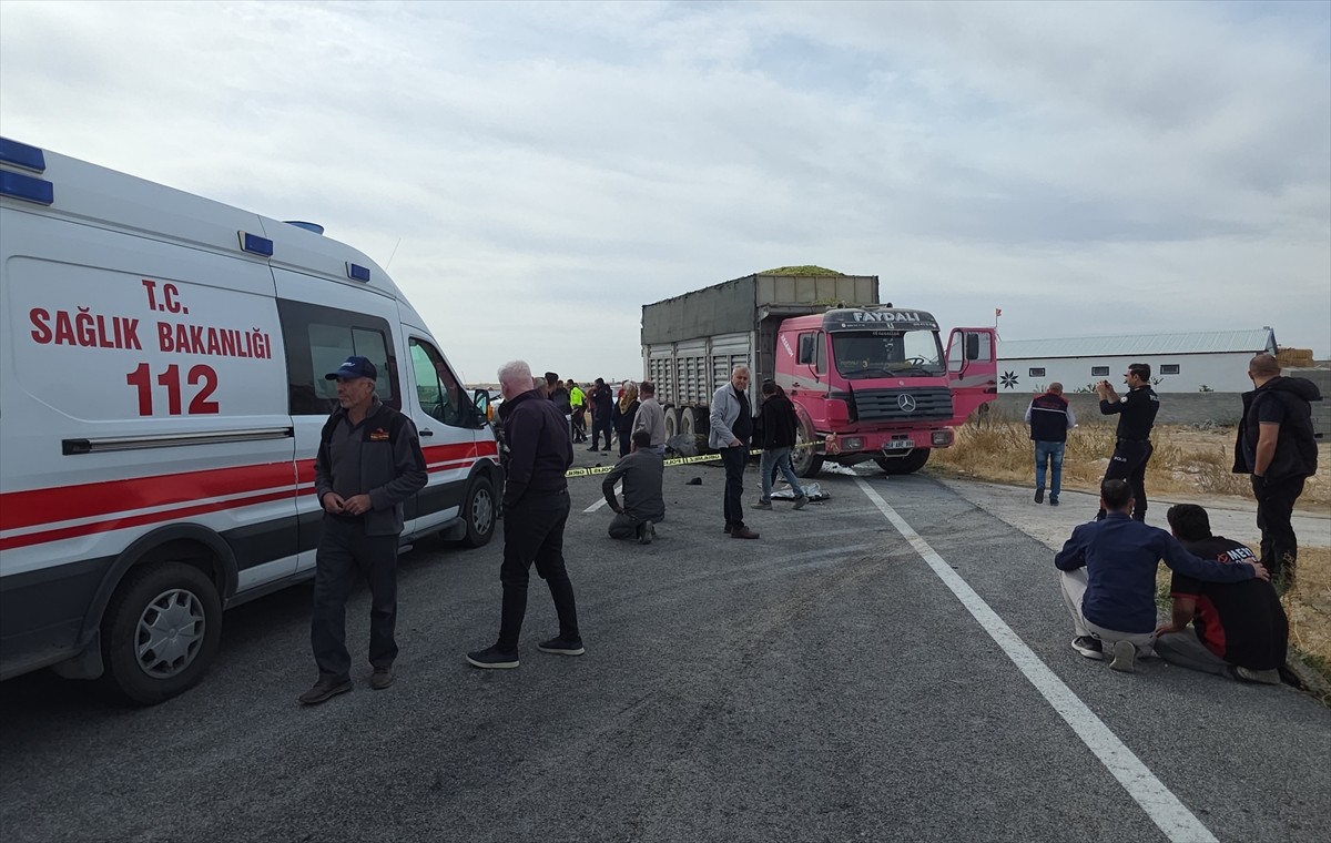 Aksaray'ın Eskil ilçesinde kamyonla çarpışan otomobildeki 3 kardeş hayatını kaybetti.  