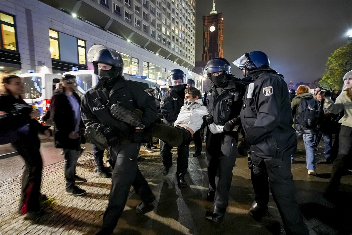 Almanya'nın başkenti Berlin'de polis, Filistin'e destek gösterisine sert müdahalede bulundu.