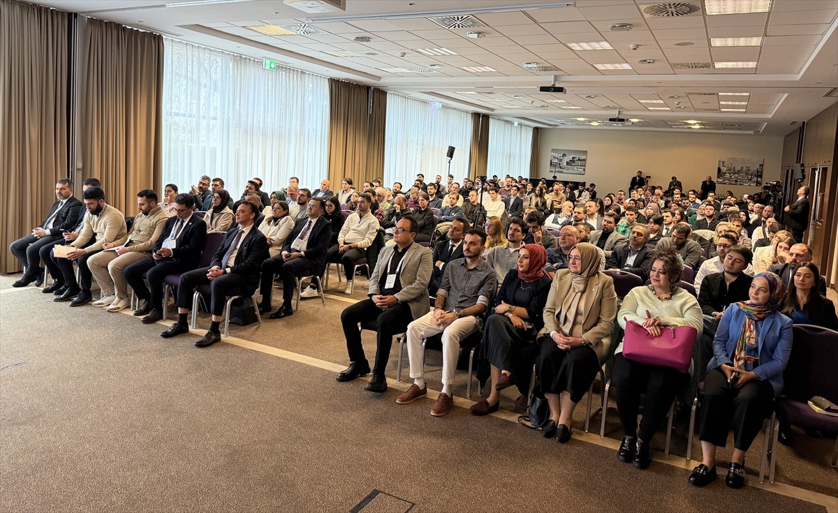 Almanya'nın Düsseldorf kentinde Türk savunma sanayisinin son dönemdeki hızlı büyümesini...