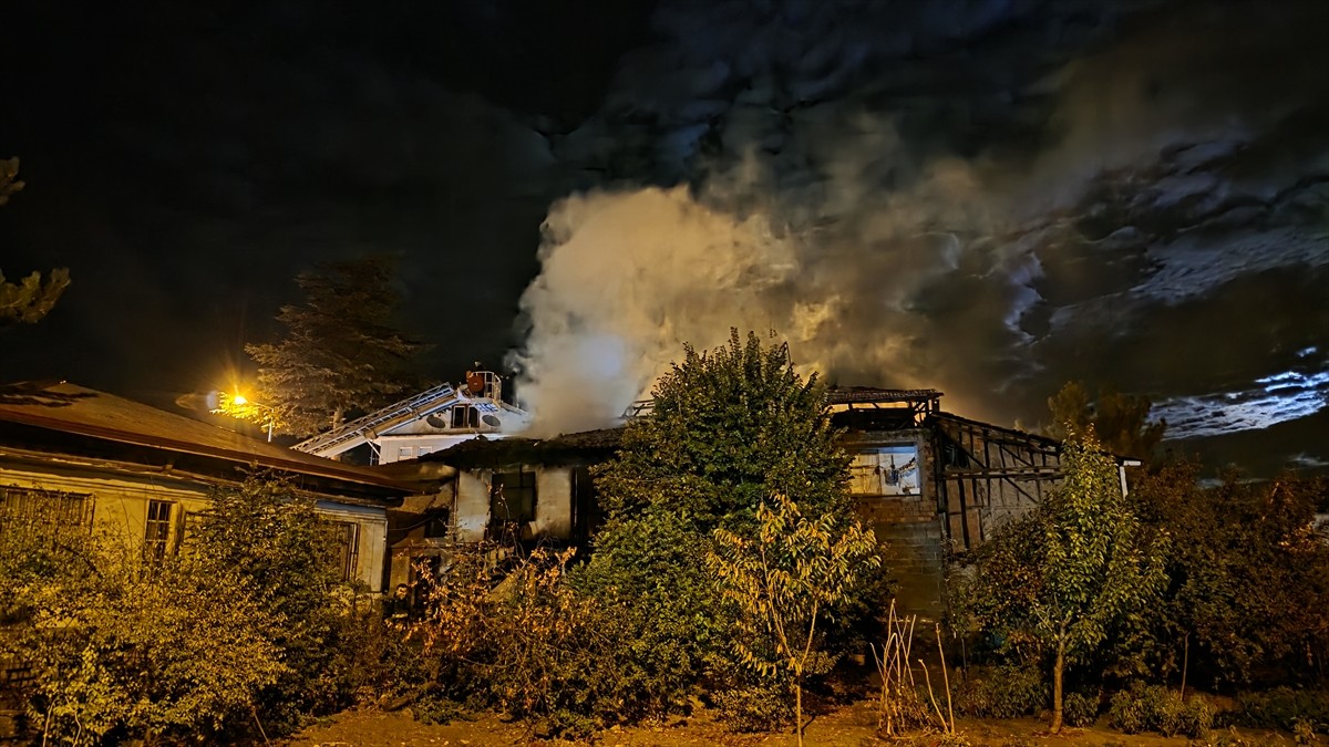 Amasya'nın Gümüşhacıköy ilçesinde çıkan yangında 2 ev zarar gördü.