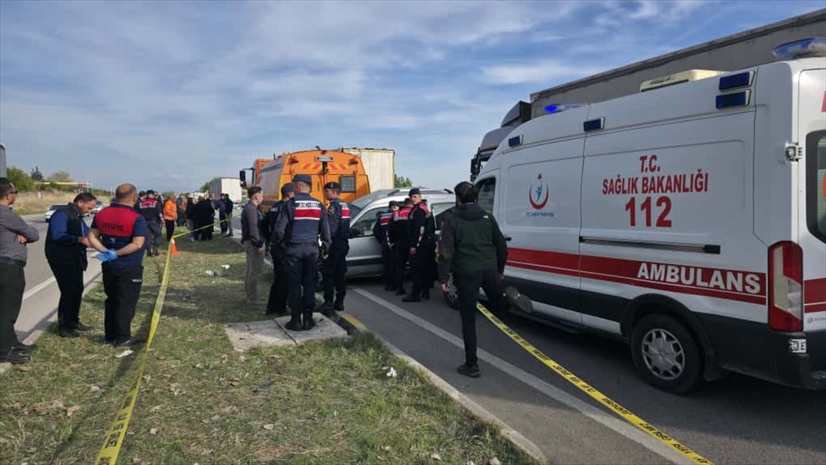 Amasya'nın Gümüşhacıköy ilçesinde kamyonla çarpışan hafif ticari araçtaki 4 kişi öldü, 2 kişi...