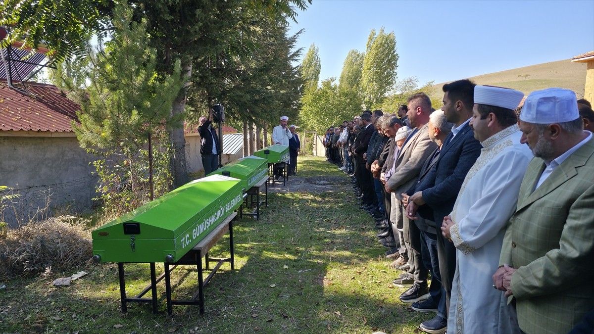 Amasya'nın Gümüşhacıköy ilçesinde meydana gelen trafik kazasında yaşamını yitiren 3 kardeş ile...
