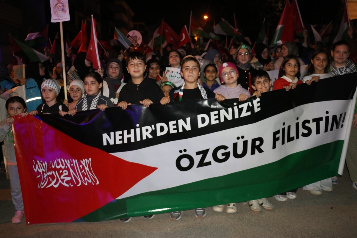 Amasya Gönüllü Kuruluşlar Birliği öncülüğünde, İsrail'in Gazze'ye yönelik saldırılarını protesto...