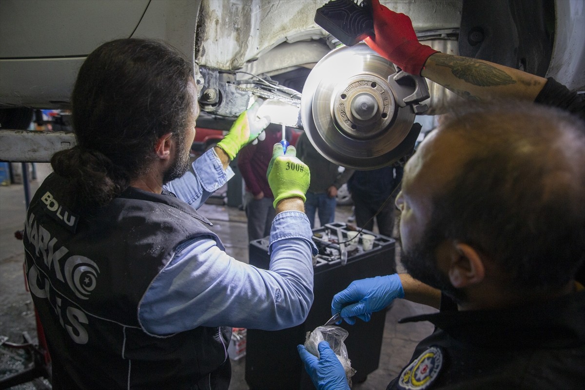 Anadolu Otoyolu'nun Bolu kesiminde uygulama yapan Bolu İl Emniyet Müdürlüğü Narkotik Suçlarla...
