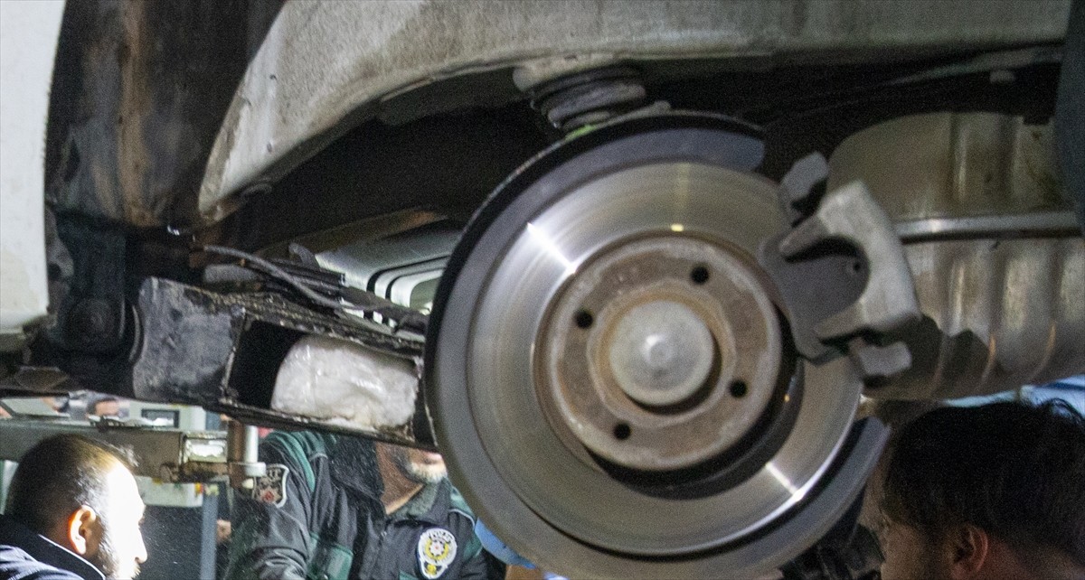 Anadolu Otoyolu'nun Bolu kesiminde uygulama yapan Bolu İl Emniyet Müdürlüğü Narkotik Suçlarla...