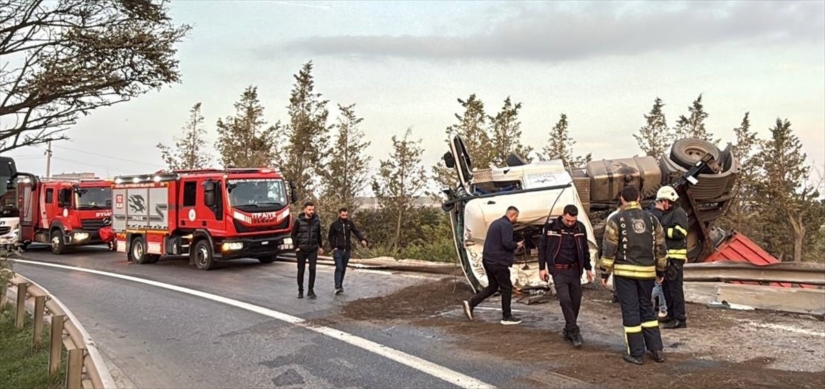 Anadolu Otoyolu Gebze gişeleri bağlantı yolunda konteyner yüklü tırın devrilmesi sonucu sürücü...
