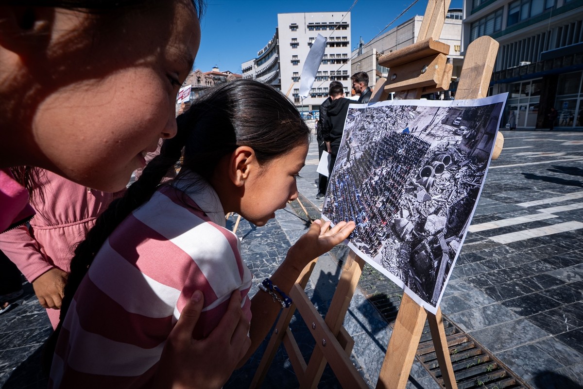 Ankara'da AK Parti Altındağ Gençlik Kolları üyeleri, İsrail'in Gazze'ye yönelik soykırımını...