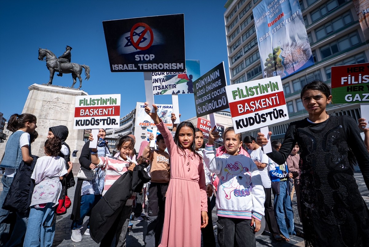 Ankara'da AK Parti Altındağ Gençlik Kolları üyeleri, İsrail'in Gazze'ye yönelik soykırımını...