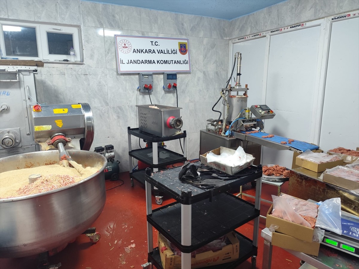 Ankara'da bozuk gıda üretimi ve satışı yapılan 3 iş yerinde piyasa değeri yaklaşık 15 milyon 500...