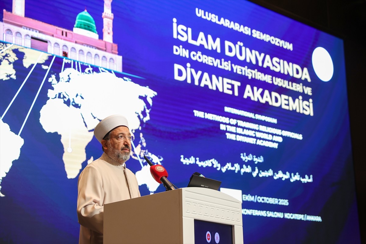 Ankara'da, Türkiye Diyanet Vakfı Konferans Salonu’nda “İslam Dünyasında Din Görevlisi Yetiştirme...