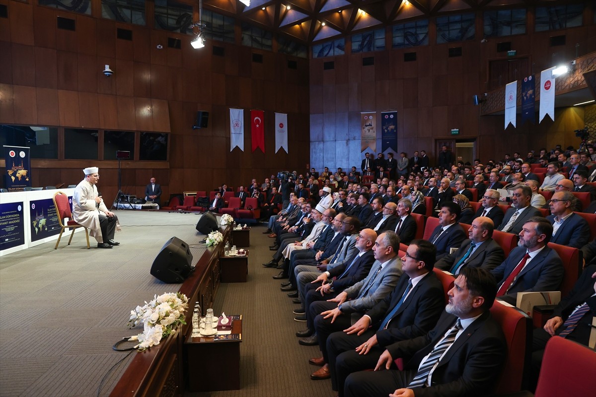Ankara'da, Türkiye Diyanet Vakfı Konferans Salonu’nda “İslam Dünyasında Din Görevlisi Yetiştirme...