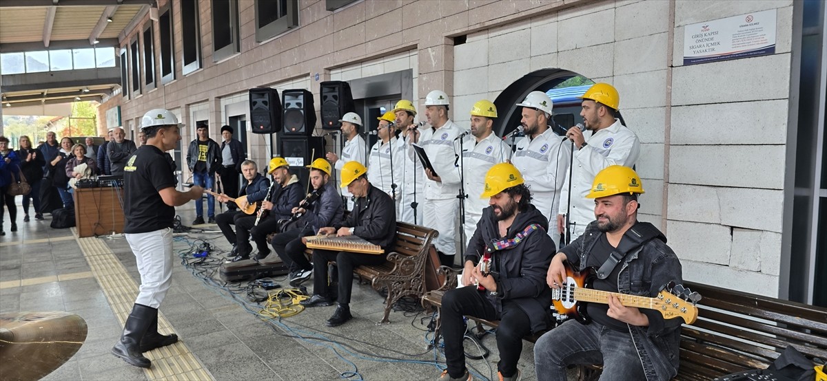 Ankara'dan yola çıkan Turistik Karaelmas Ekspresi, üçüncü kez Zonguldak'a geldi. Trenle kente...
