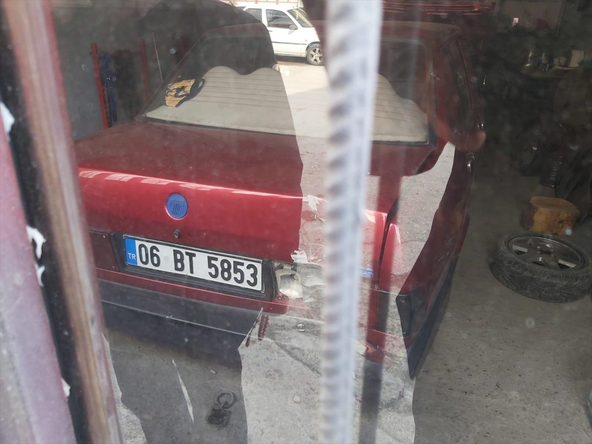 Ankara'nın Çubuk ilçesinde oto tamircisi iş yerindeki araçta ölü bulundu.