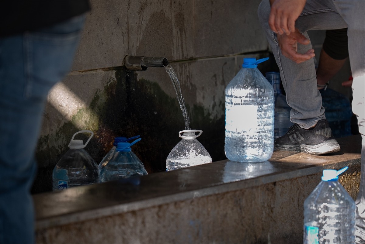 Ankara'nın Mamak ilçesinde su kesintisi nedeniyle vatandaşlar çeşmelerden su dolduruyor.