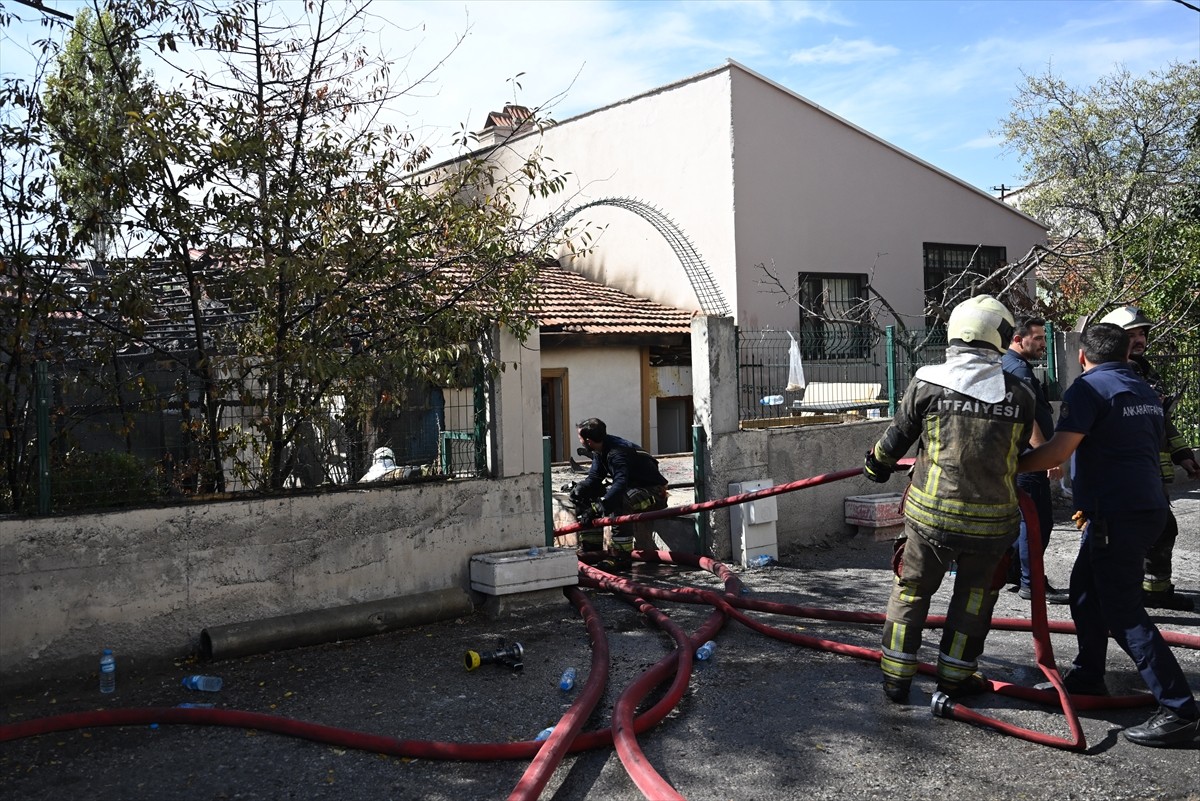 Ankara'nın Sincan ilçesinde yangın çıkan bir gecekondu kullanılamaz hale geldi.