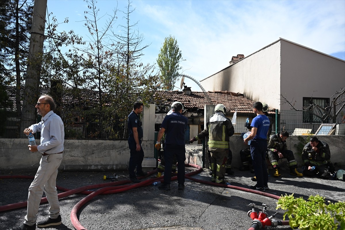 Ankara'nın Sincan ilçesinde yangın çıkan bir gecekondu kullanılamaz hale geldi.
