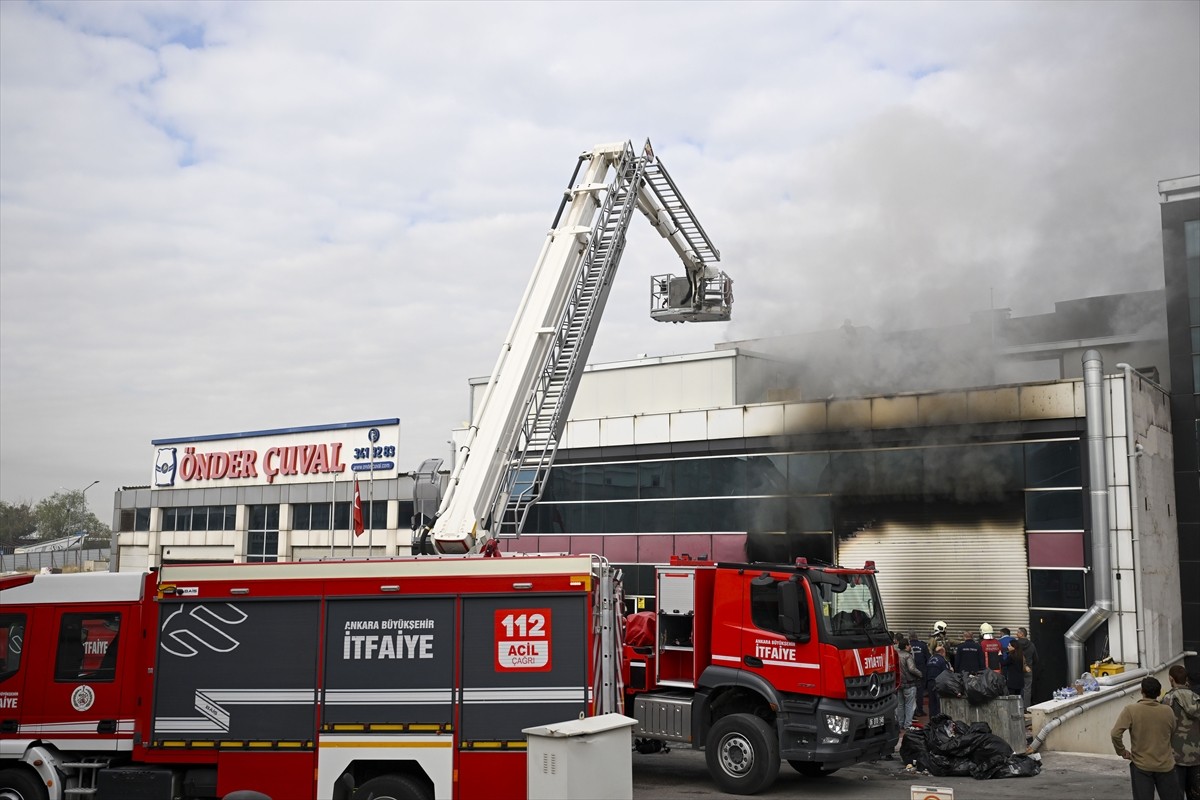 Ankara'nın Yenimahalle ilçesinde bir iş yerinde çıkan yangına müdahale ediliyor. Ostim Organize...