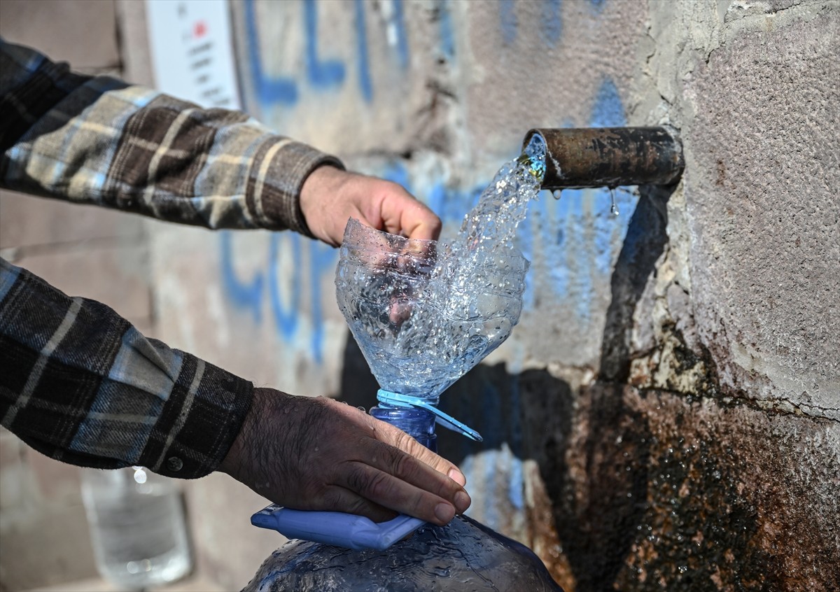 Ankara'nın Yenimahalle ilçesinde yaşanan su kesintisinden etkilenen vatandaşlar çevredeki...