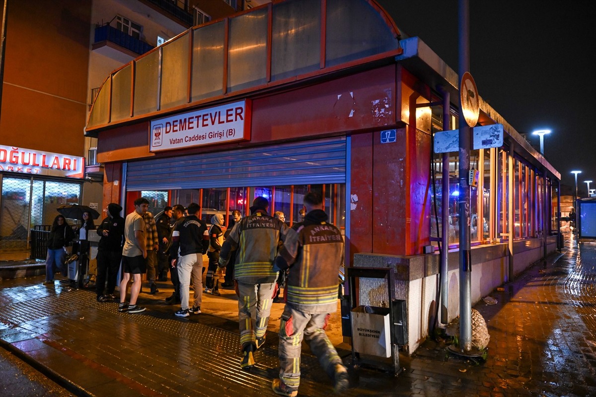 Ankara'nın Yenimahalle ilçesindeki Demetevler Metro istasyonunda yükselen dumanlar paniğe neden...