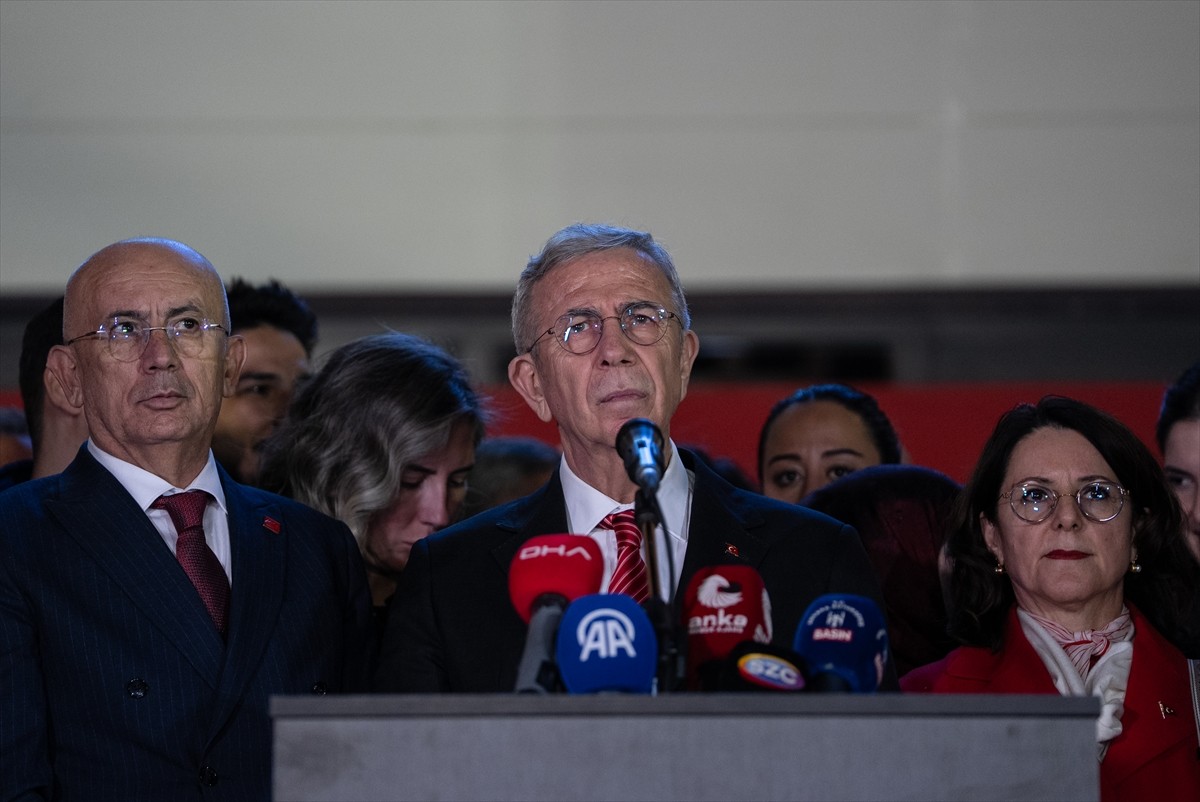 Ankara Büyükşehir Belediyesi (ABB) Başkanı Mansur Yavaş (ortada), başkentli gençlerin eğitim...