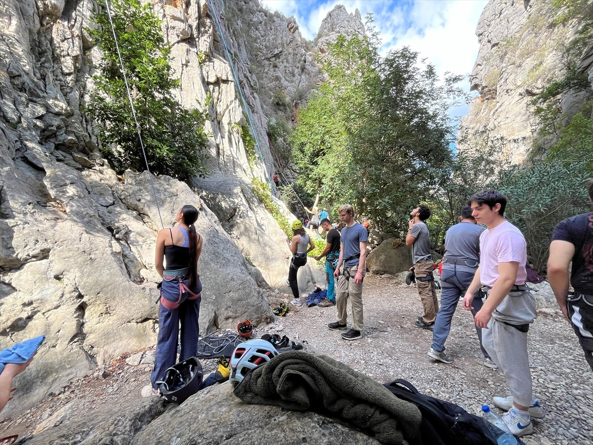 Antalya'da 29 Ekim Cumhuriyet Bayramı kutlamaları kapsamında bu yıl 24'üncüsü düzenlenen Ulusal ve...