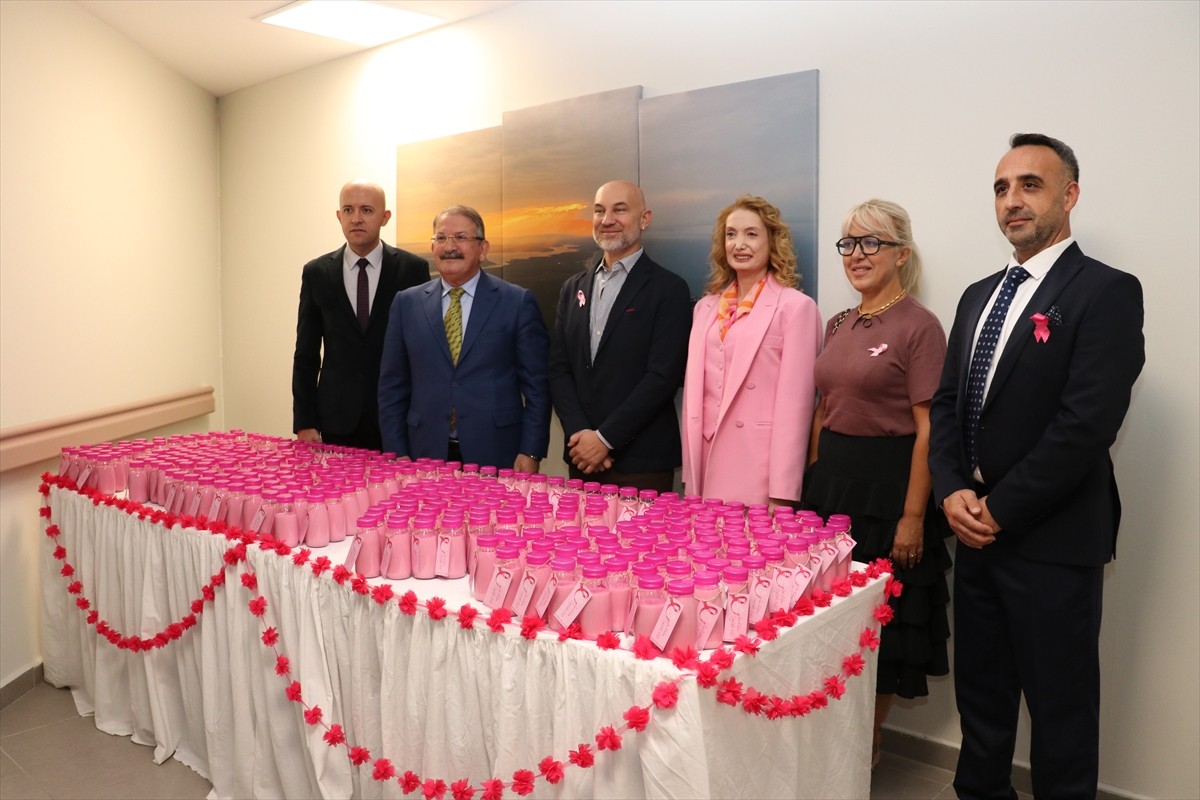  Antalya'da, bazı sebze ve meyvelerden pembe içecek hazırlanarak, sağlıklı beslenme, düzenli...