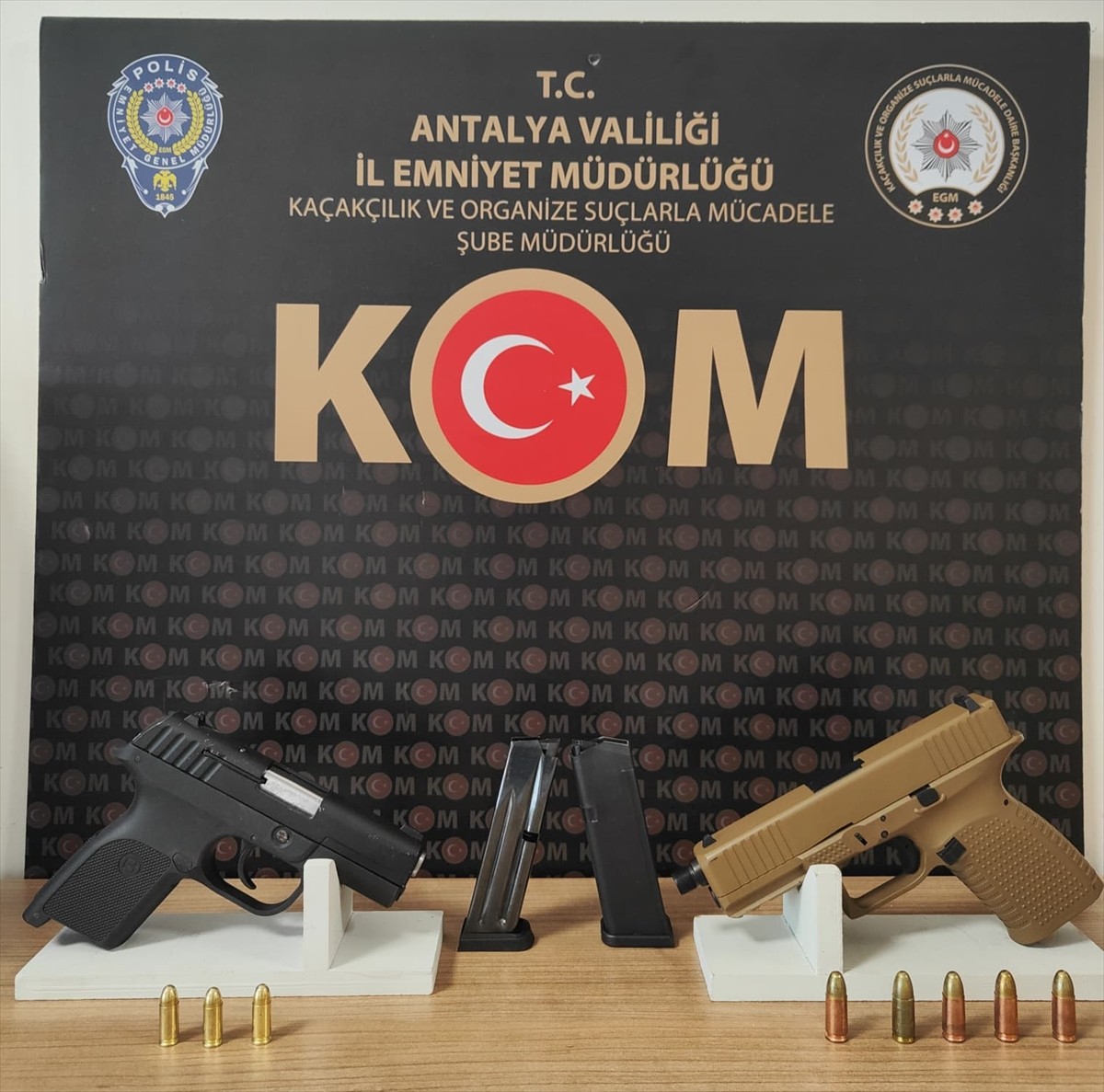 Antalya'da silahlı suç örgütüne yönelik düzenlenen operasyonda gözaltına alınan 5 şüpheli...