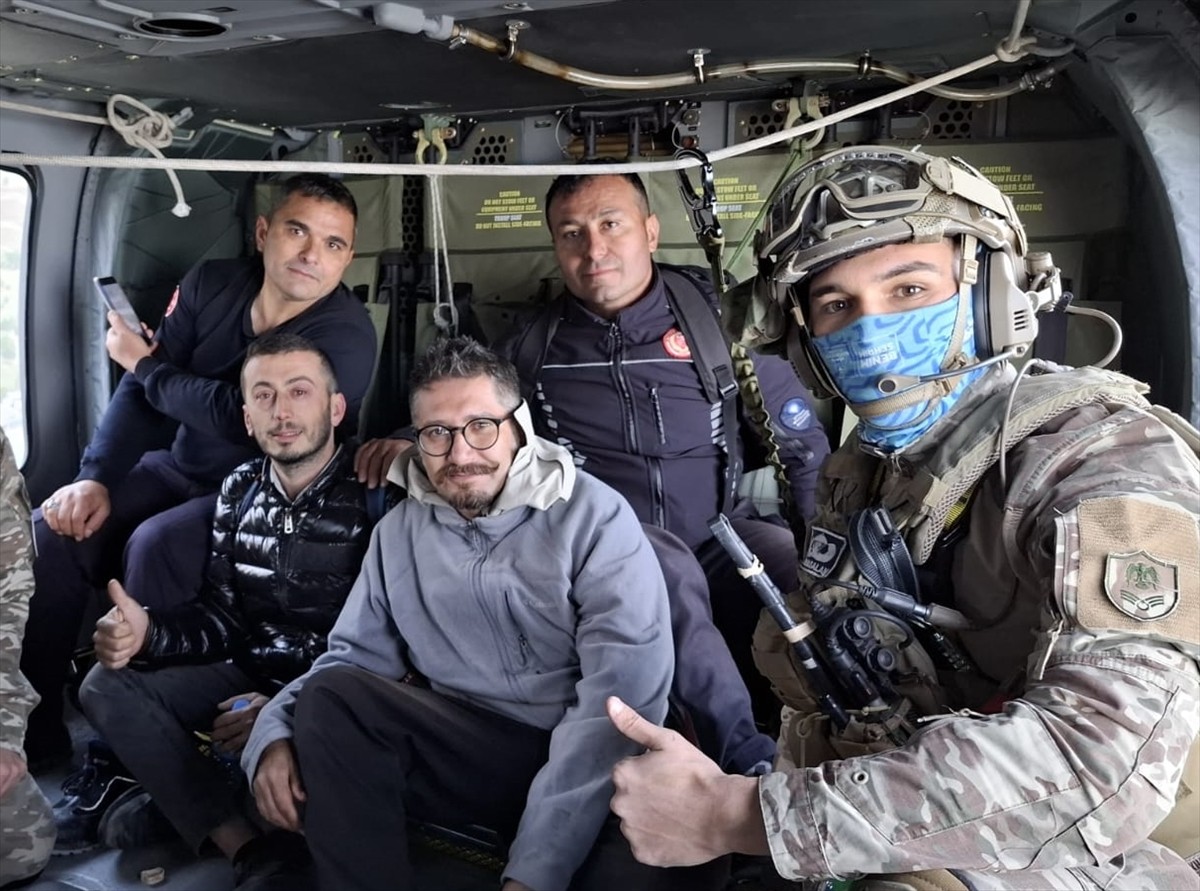 Antalya'nın Akseki ilçesinde araştırma yapmak için çıktıkları Saksağan Dağı'nda mahsur kalan iki...