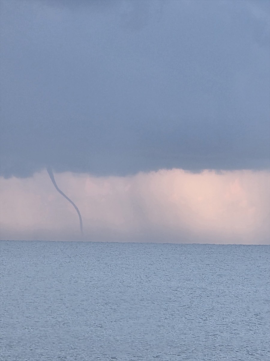 Antalya'nın Alanya ilçesinde denizde hortum meydana geldi.