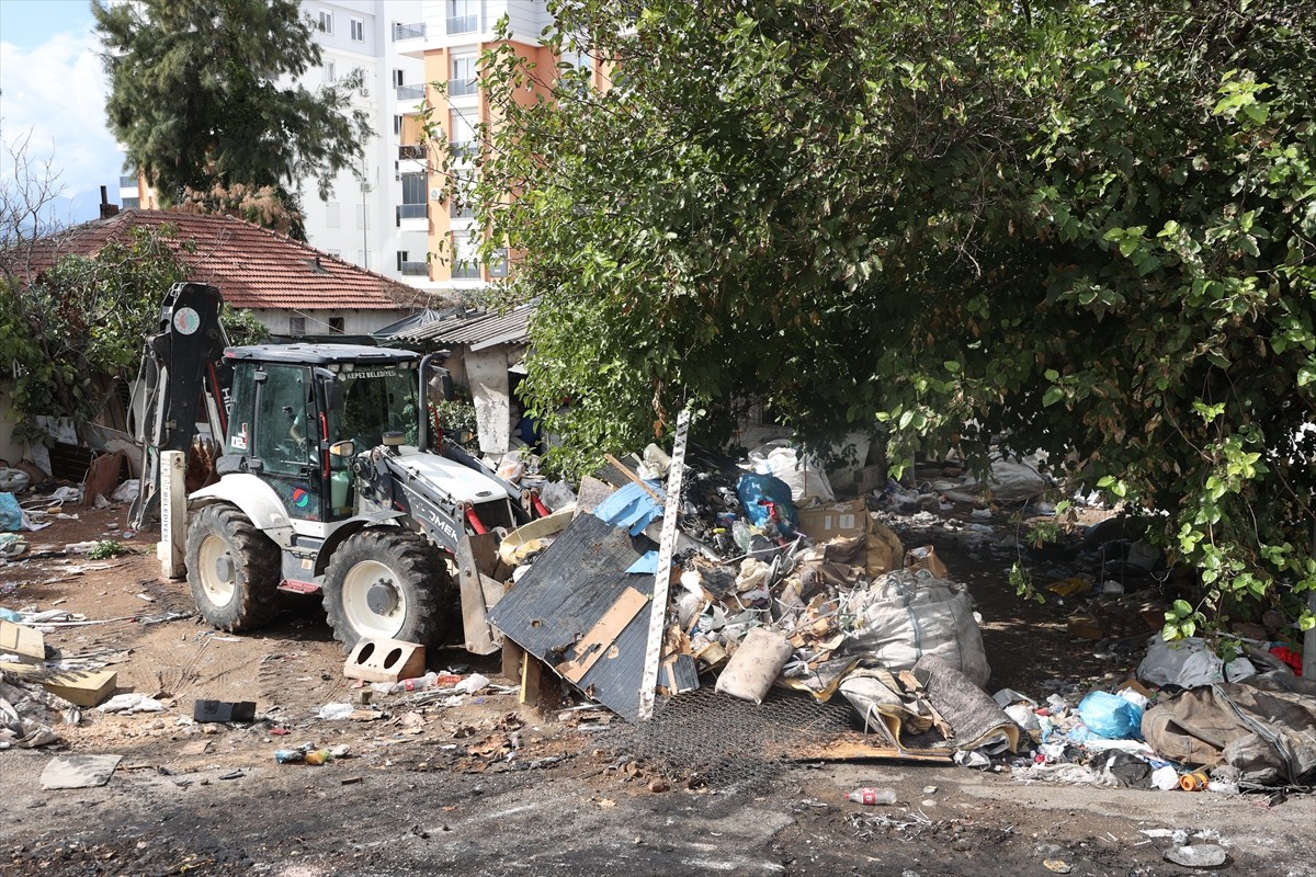  Antalya'nın Kepez ilçesinde belediye ekiplerince temizlenen 8 evden tonlarca çöp çıktı.