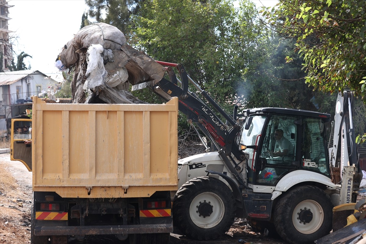  Antalya'nın Kepez ilçesinde belediye ekiplerince temizlenen 8 evden tonlarca çöp çıktı.