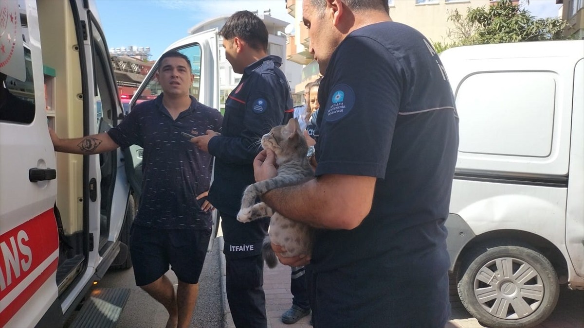 Antalya'nın Manavgat ilçesinde evde çıkan yangın itfaiye ekiplerince söndürüldü. İtfaiye ekipleri...